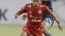 Gelandang Persija Jakarta, Riko Simanjuntak, berusaha melewati gelandang Arema FC, Ahmet Atayev, pada laga Liga 1 di SUGBK, Jakarta, Sabtu (31/3/2018). Persija menang 3-1 atas Arema FC. (Bola.com/M Iqbal Ichsan)