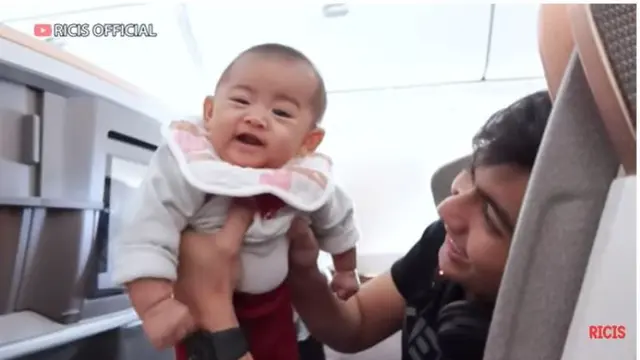 Pertama Kali Ajak Ajak Naik Pesawat, Ria Ricis Bagikan Tips Agar Bayi Tidak Rewel