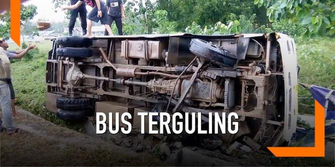 VIDEO: Nahas, Bus Pembawa Rombongan Mahasiswa Terbalik