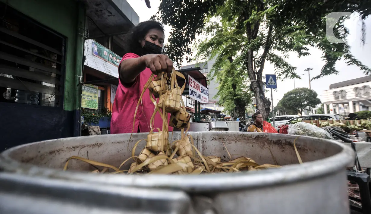 <p>Pedagang saat memasak ketupat yang akan dijual di pinggir jalan kawasan Rawamangun, Jakarta, Senin (19/7/2021). Pedagang membanderol ketupat siap santap tersebut mulai dari harga Rp30 ribu hingga Rp40 ribu per ikat (10 buah) tergantung besar kecil ukuran. (merdeka.com/Iqbal S. Nugroho)</p>