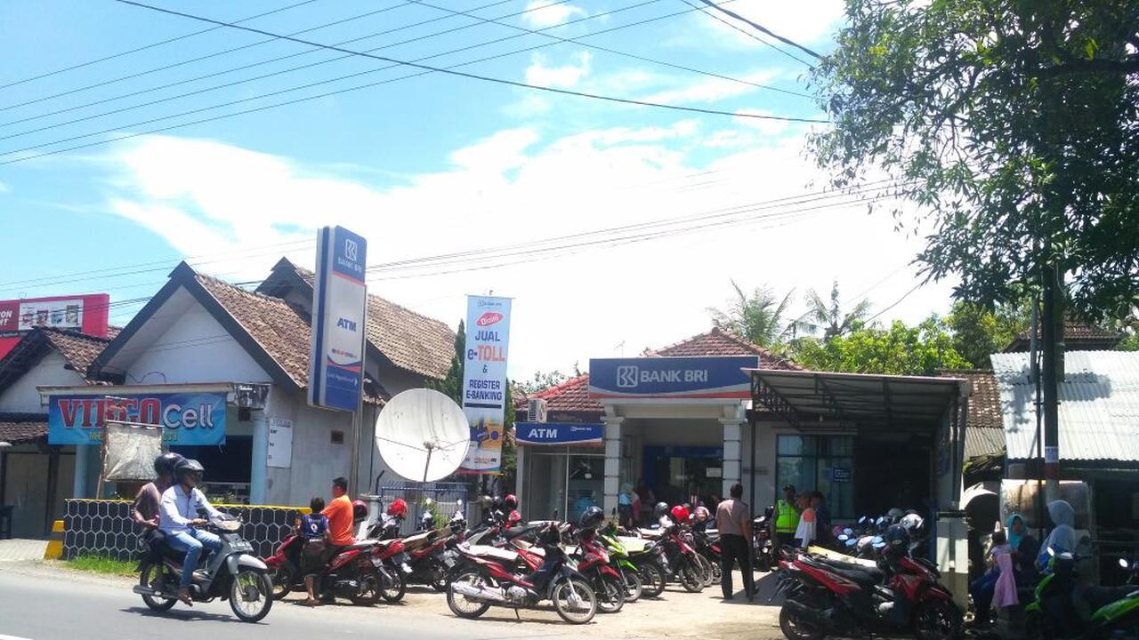 Mendadak Raib dari Tabungan, Belasan Nasabah Datangi Kantor BRI Kediri