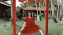 Berlibur ke Bali, OOTD Nadine Chandrawinata dalam balutan dress merah ini bisa dijadikan inspirasi. (Instagram/nadinelist).