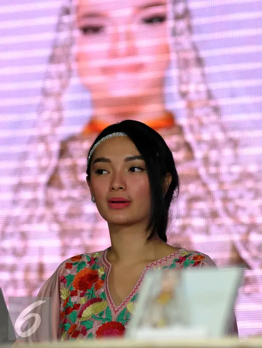 Pedangdut Zaskia Gotik ketika mengeluarkan dua single religi berjudul Ramadan dan Cintaku Karena Allah di Kantor Nagaswara, Jakarta, Kamis (9/7). Dua single ini terdapat dalam album Kompilasi Nagaswara bertajuk RAMAdanCINTA. (Liputan6.com/Faisal R Syam)