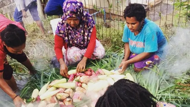 Memasak dengan barapen atau bakar batu di Papua.