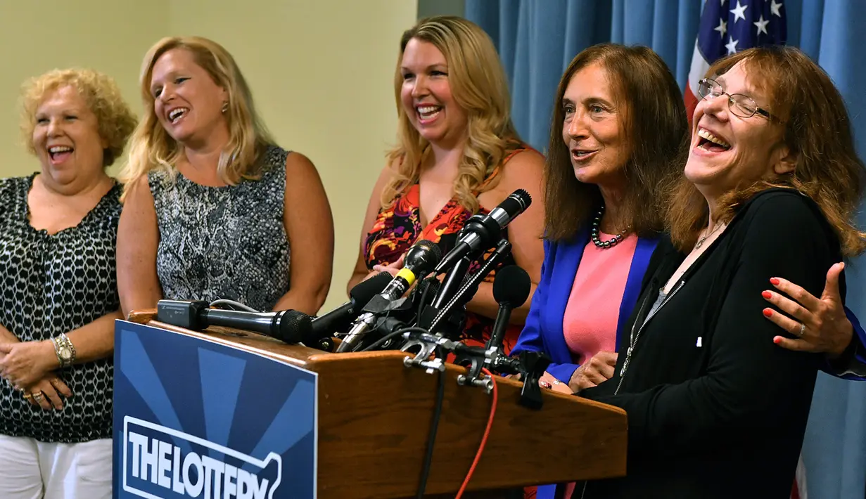 Mavis Wanczyk memberi keterangan kepada awak media terkait kemenangan lotrenya di Braintree, AS (24/8). Setelah tahu menang lotre, Wanczyk langsung memutuskan berhenti dari pekerjaannya sebagai perawat. (AP Photo/Steven Senne)
