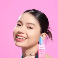 Tidak jarang, kulit jadi cepat kering, berminyak, atau bahkan gampang iritasi. Nah, Dazzle Me punya solusi praktis buat masalah ini lewat inovasi terbaru mereka: B5 & B12 Barrier Spray Serum. [Dok/Dazzle Me].