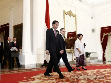 Presiden Joko Widodo mengantar Menteri Luar Negeri Republik Ceko Lubomir Zaoralek di Istana Merdeka, Jakarta, Kamis (25/2/2016). Dalam pertemuan tertutup tersebut membahas mengenai isu-isu global terkini. (Liputan6.com/Faizal Fanani)