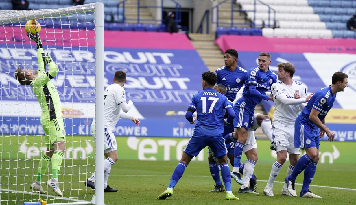 Kiper Leicester, Kasper Schmeichel (kiri) tampil apik dalam pertandingan melawan Leeds United. (Foto: AP/Pool/Tim Keeton)