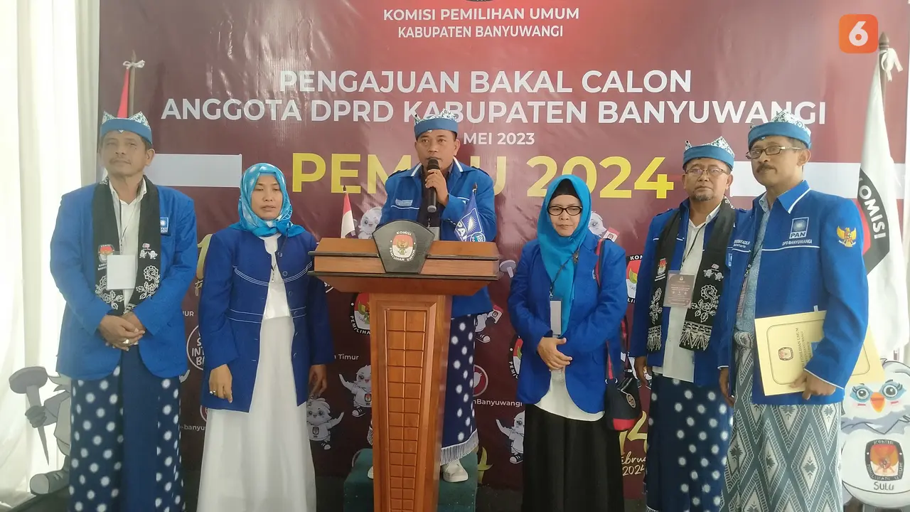 Ketua Harian DPD PAN Banyuwangi Danu Budiono memberian keterangan pers usai mendaftar di KPU Banyuwangi (Hermawan Arifianto/Liputan6.com)