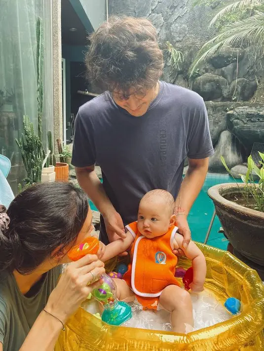 Waktu mandi pun, baby Djiwa sepertinya gak banyak rewel. (instagram.com/nadinelist)