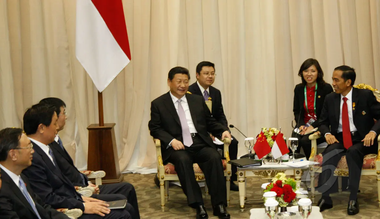 Presiden Indonesia, Joko Widodo (kanan) berbincang dengan presiden Tiongkok, Xi Jinping saat melakukan pertemuan bilateral di area penyelenggaraan KTT Asia Afrika 2015, di Jakarta Convention Center, Rabu (22/4/2015). (Liputan6.com/Herman Zakharia)