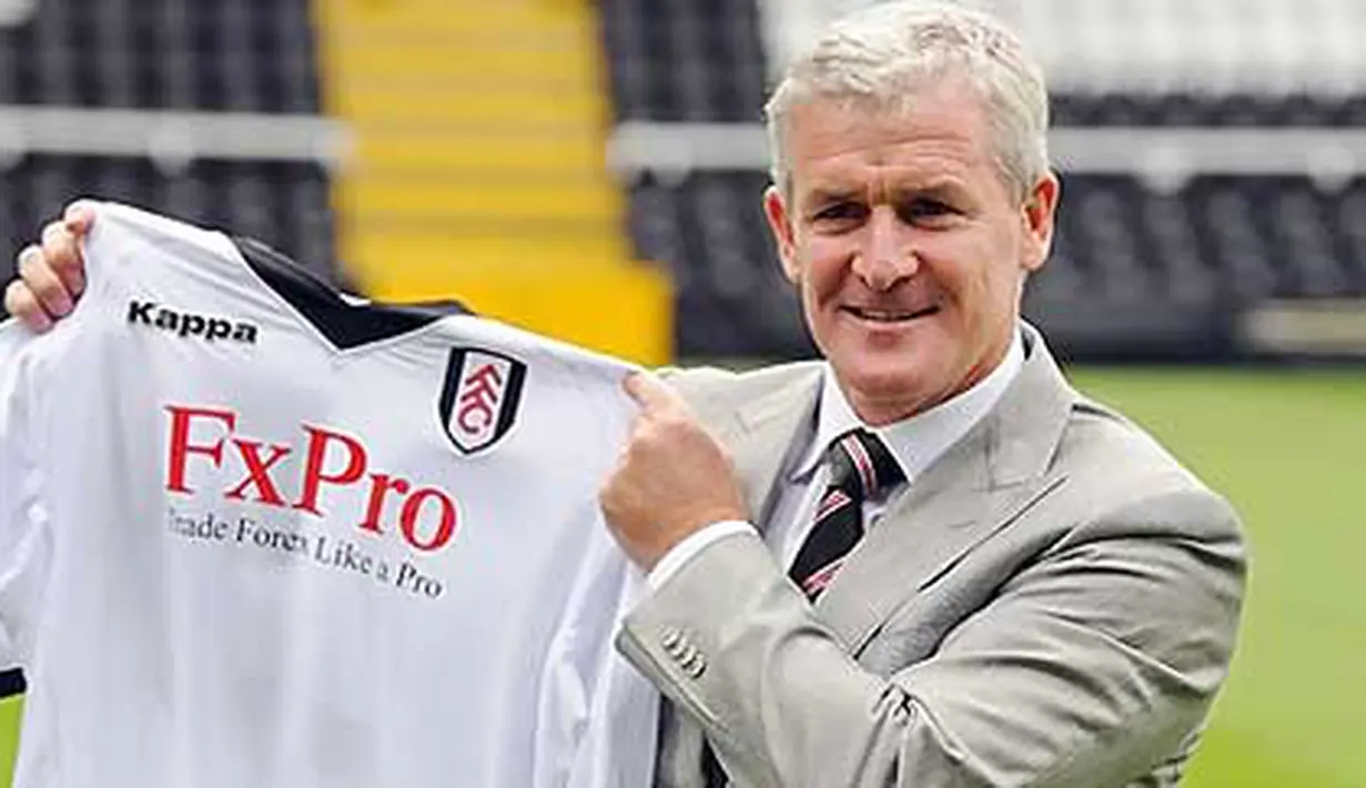 Manajer baru Fulham Mark Hughes berpose dengan kostum The Cottagers dalam acara sesi foto di Craven Cottage, London, 3 Agustus 2010. AFP PHOTO / BEN STANSALL 