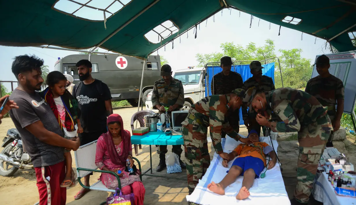 Hujan monsun tanpa henti selama berhari-hari telah menewaskan sedikitnya 66 orang di India.  (AFP/Shammi Mehra)