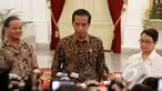 Presiden Joko Widodo bersama Dubes RI untuk Brasil Toto Riyanto didampingi Menlu Retno LP Marsudi, menggelar jumpa pers usai menggelar pertemuan tertutup di Istana Merdeka, Jakarta, Selasa (24/2/2015). (Liputan6.com/Faizal Fanani)