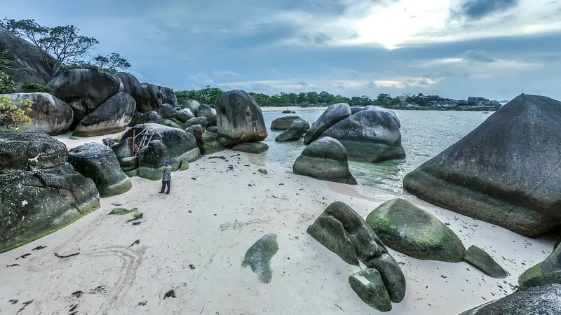 Ilustrasi wisata Pantai Tanjung Tinggi, Bangka Belitung