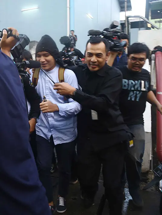 Ayah dari Jaden Foreisythe itu mengakui bahwa saat itu kondisinya sangat emosi. Diputuskan oleh ceweknya, membuatnya sakit hati dan kecewa, hingga membuat dirinya mengungkap kejelekan ibu satu orang anak itu. (Nurwahyunan/Bintang.com)