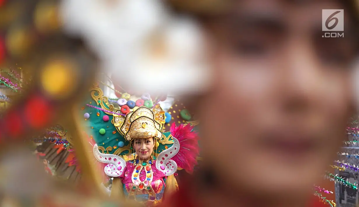 Peserta dengan kostum meramaikan Festival Kebon Bang Jaim di Jalan Jaksa, Jakarta, Jumat (23/8/2019). Festival Kebon Bang Jaim merupakan representasi dari kawasan Jalan Kebon Sirih, Jalan Sabang, Jalan Jaksa dan Jalan Wahid Hasyim. (Liputan6.com/Immanuel Antonius)