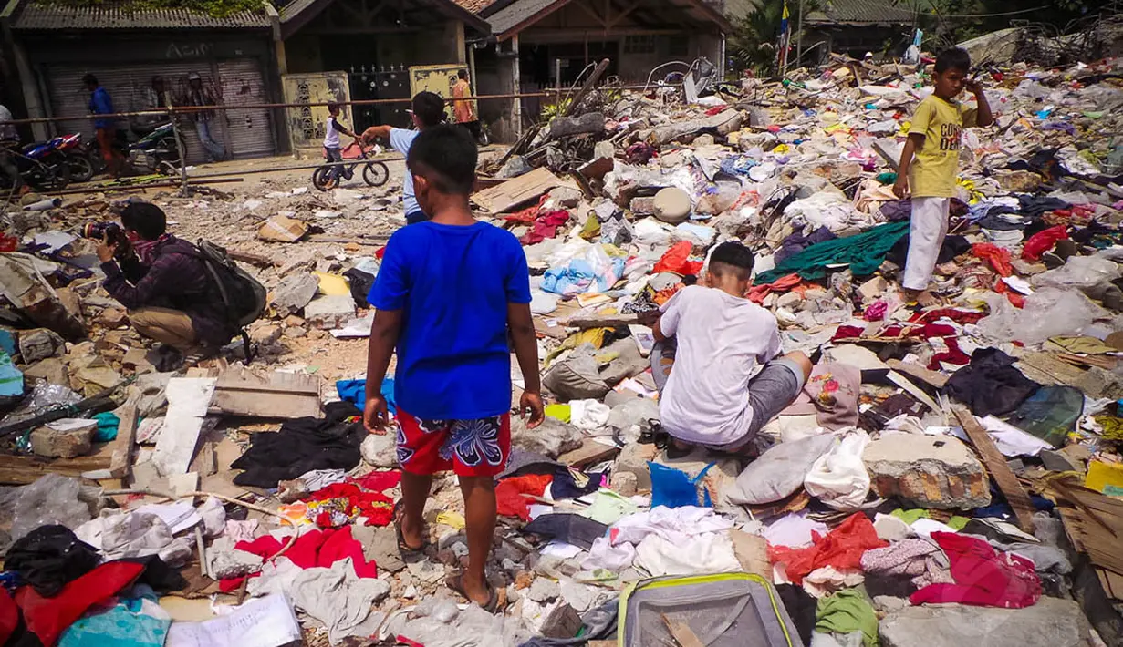 Sebelumnya, 3 September lalu pemerintah Kota Jakarta Utara menertibkan 9 bangunan yang berdiri di ruas proyek Akses Tol Priok (ATP), Jakarta Utara, (4/9/14). (Liputan6.com/Faizal Fanani)