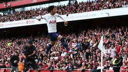 Selebrasi pemain Tottenham Hotspur, Son Heung-min, setelah mencetak gol di depan pendukung Arsenal dalam pertandingan yang berakhir imbang 2-2 di pekan keenam Liga Inggris 2023/2024, Minggu (24/9/2023). Dua gol Son Heung-min ke gawang The Gunners membuat dirinya berada diposisi kedua pencetak gol terbanyak sementara dengan 5 gol. (AFP/Henry Nicholls)