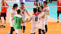 Selebrasi pemain Timnas voli putra Indonesia setelah mendapatkan poin saat melawan Vietnam pada laga Semifinal Bola Voli Putra SEA Games 2023 di Olympic Complex Indoor Main Hall, Phonm Penh, Minggu (7/5/2023). (Bola.com/Abdul Aziz)