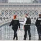 Polisi menyisir area lapangan Esplanade du Trocadero dekat Menara Eiffel saat lockdown di Paris, Prancis, Rabu (18/3/2020). Sampai Selasa (17/3/2020), Prancis memiliki 6.633 kasus virus corona COVID-19 dengan 148 kematian. (Ludovic MARIN/AFP)