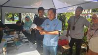 Wakil Wali Kota Depok, Chandra Rahmansyah melakukan uji emisi kendaraan di Balai Kota Depok. (Liputan6.com/Dicky Agung Prihanto)