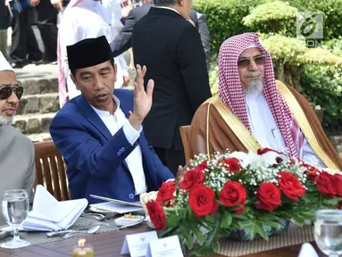 Presiden Joko Widodo (tengah) berbincang  dengan Imam Besar Al-Azhar Ahmad Muhammad Ath-Thayeb (kiri) selama Konsultasi Tingkat Tinggi (KTT)  Ulama dan Cendekiawan Muslim Dunia di Istana Bogor, Jawa Barat, (1/5). (Liputan6.com/Pool/Biro PersSetpres)