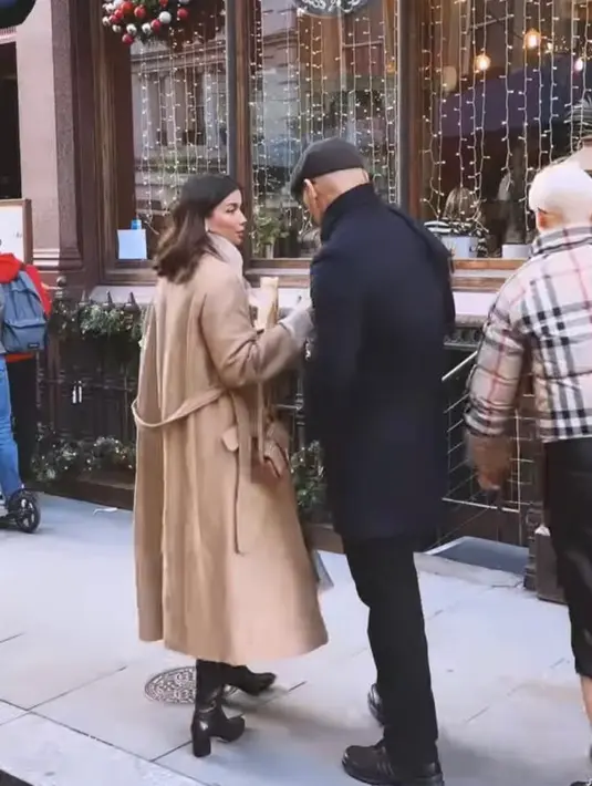 Sementara Deddy Corbuzier tampil serba hitam dengan padu padan long coat, turtle neck top, dan flat cap. @sabrinachairunnisa_/@mastercorbuzier.