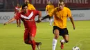 Mantan pemain Timnas Brasil, Rivaldo (kanan) berhasil lolos dari kawalan pemain Legenda Indonesia di Stadion GBK Jakarta,  (Liputan6.com/Helmi Fithriansyah)