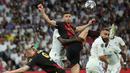 Bek Manchester City, Ruben Dias (tengah) berebut bola dengan bek Real Madrid, Dani Carvajal (kanan) pada laga leg pertama semifinal Liga Champions 2022/2023 di Santiago Bernabeu Stadium, Madrid (9/5/2023). Ruben Dias yang baru tiga musim membela Manchester City ini kini memiliki nilai pasar 75 juta euro atau setara Rp1,2 triliun. (AFP/Thomas Coex)