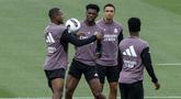 Aurelien Tchouameni tampak dalam latihan skuad Real Madrid menjelang laga El Clasico melawan Barcelona pada Sabtu (09/05/2026) waktu setempat. (AFP/Oscar Del Pozo)