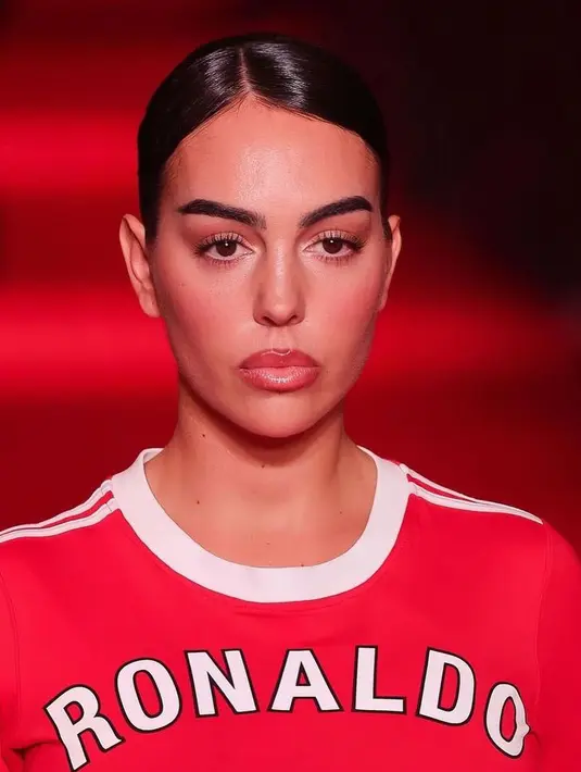 Georgina Rodriguez tampil dengan riasan wajah clean, mengaplikasikan lipstik warna bibir glossy. Dengan rambut yang diikat ke belakang rapi. [@danielkaloricmakeup]
