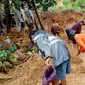 Tim gabungan melakukan pencarian terhadap korban longsor di Padang Pariaman, Kamis (30/9/2021). (Liputan6.com/ BPBD Sumbar)