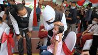 Gubernuh Jatim Khofifah dan Wali Kota Surabaya Eri Cahyadi meninjau pemberian vaksinasi untuk anak usia dibawah 12 tahun di Surabaya. (Dian Kurniawan/Liputan6.com)