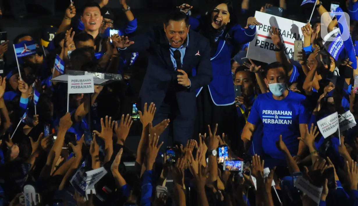 Ketua Umum Partai Demokrat Agus Harimurti Yudhoyono (AHY) menyampaikan pidato politiknya di Tennis Indoor Senayan, Jakarta, Selasa (14/3/2023). Dalam pidatonya AHY menyampaikan beberapa hal diantaranya ekonomi di Indonesia yang semakin sulit akibat tata kelola keuangan negara tidak dilakukan dengan baik serta isu penundaan pemilu 2024. (merdeka.com/Imam Buhori)