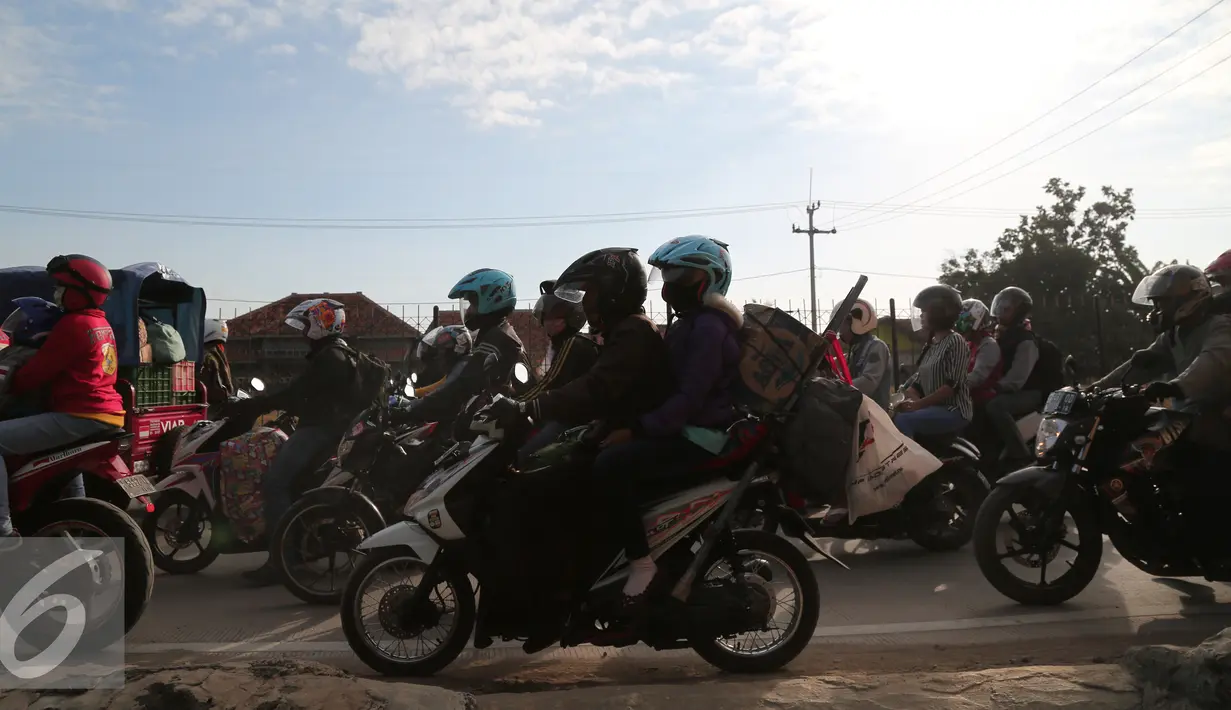 Pemudik motor pada H – 2 Lebaran sudah terlihat ramai di daerah Pantura dari Indramayu menuju Cirebon, Jawa Barat, Rabu (15/7/2015). Pemudik Motor ‘menguasai’ Jalur Pantura pada H-2 Lebaran. (Liputan6.com/Herman Zakharia)