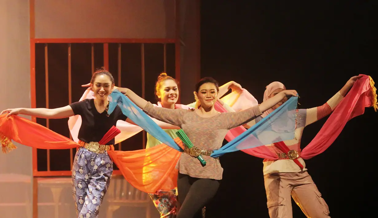 Renitasari Adrian selaku Program Director Bakti Budaya Djarum Foundation mengungkapkan. "Dalam 14 tahun terakhir ini, Teater Abang None Jakarta menjadi kelompok yang berperan memajukan dan melestarikan budaya Indonesia.” [Foto: Bambang E Ros/Fimela.com]