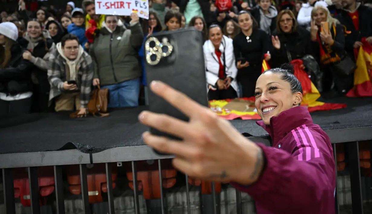 Pemain Timnas Wanita Spanyol, Jennifer Hermoso melakukan swafoto bersama para penonton setelah laga Grup D UEFA Nations League 2023/2024 di The Letzigrund Stadium, Zurich, Swiss pada 31 Oktober 2023 waktu setempat. Laga dimenangkan oleh Spanyol dengan skor 7-1. (AFP/Sebastien Bozon)