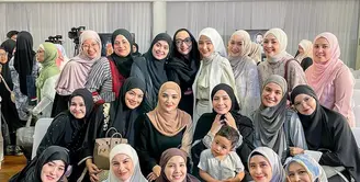 Irish Bella juga hadir mengenakan jaket dengan motif bunga, dipadukan dengan kerudung warna beige dan rok plisketnya. [@tya_ariestya]