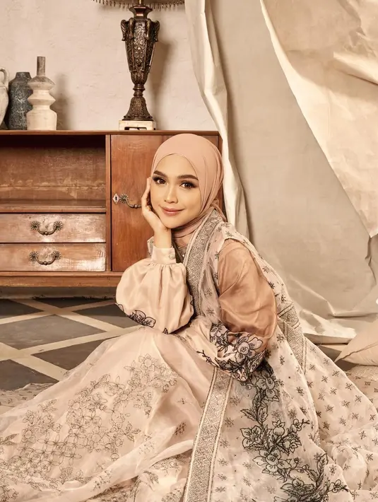 Ria Ricis sendiri tampil cantik dengan bold makeup bernuansa cokelat muda yang lembut, dipadu dress dan hijab yang sempurna. Foto: Instagram.