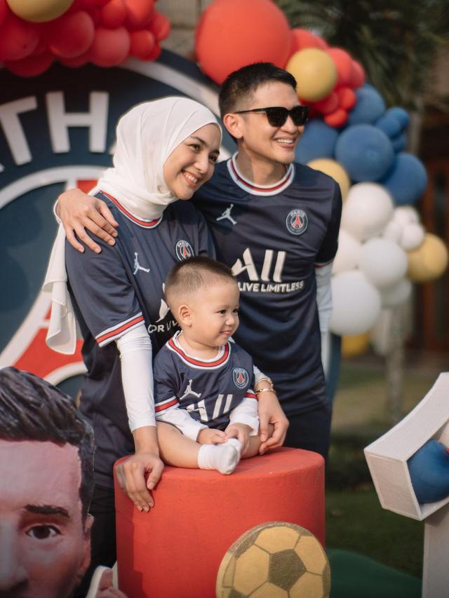 7 Gaya Citra Kirana, Rezky Aditya dan Baby Athar Pakai Baju Couple, Kompak Banget