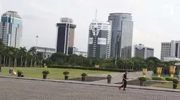 Warga berolahraga di kawasan Monumen Nasional (Monas), Jakarta, Sabtu (19/5). Kawasan wisata yang menjadi simbol ibukota tersebut menjadi salah satu lokasi warga untuk menunggu waktu berbuka puasa. (Liputan6.com/Immanuel Antonius)