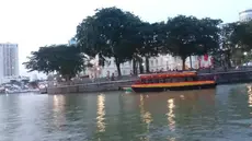 Berikut keseruan dengan nuansa romantis menikmati pemandangan kota Singapura naik perahu boat di Singapore River