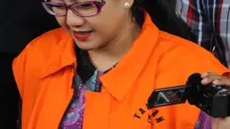 Anggota Komisi V DPR Damayanti Wisnu Putranti meninggalkan Gedung KPK, Jakarta, Senin (1/2). Damayanti diperiksa terkait suap proyek di Kementerian PU dan Perumahan Rakyat bersama Dessy A Edwin dan Julia Prasetyarini. (Liputan6.com/Helmi Afandi)
