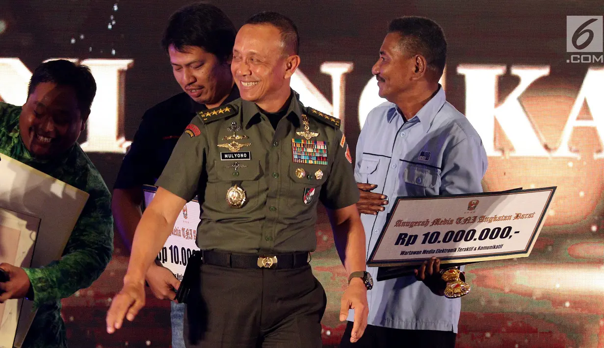 Kasad Jenderal Mulyono setelah memberi penghargaan kepada rekan-rekan media dalam silaturahmi KSAD dan media di Jakarta, Rabu (21/2). Penghargaan diberikan sebagai apresiasi kontribusi positifnya terhadap kemajuan TNI AD. (Liputan6.com/Johan Tallo)