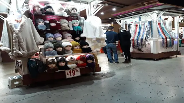 Pedagang jajakan barang dagangannya topi dan baju hangat
