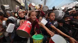 Organisasi hak asasi manusia Amnesty International pada 18 Agustus 2025 menuduh Israel menerapkan kebijakan sengaja untuk menyebabkan kelaparan di Gaza. (Eyad BABA/AFP)