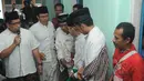 Dalam kunjungannya,  Jokowi shalat Jumat bersama pengurus, santri dan warga sekitar.  (Liputan6.com/Herman Zakharia)