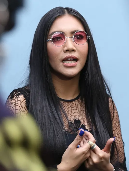 Untuk menjaga kualitas fashion dan penampilannya, Denada pun ternyata memiliki tim yang selalu membantunya. Meski begitu, yang terpenting baginya adalah ia merasakan nyaman dengan busana yang dipakai. (Nurwahyunan/Bintang.com)