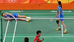Tontowi Ahmad/Liliyana Natsir berhasil mengalahkan pemain Tiongkok Zhang Nan/Zhao Yunlei di semifinal bulutangkis Olimpiade Rio 2016, Brasil, Senin (15/8). Tontowi/Liliyana menang dengan 21-16, 21-15. (REUTERS)